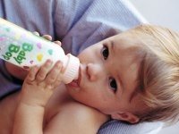 Образованным родителям легче отучить младенца от бутылочки
